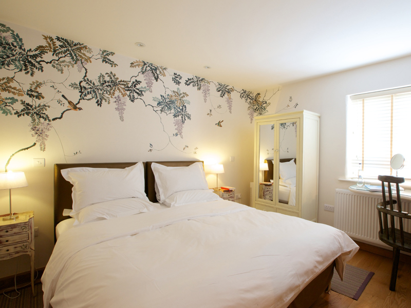 Eckington Manor Rooms Classic Bed Flower Wallpaper